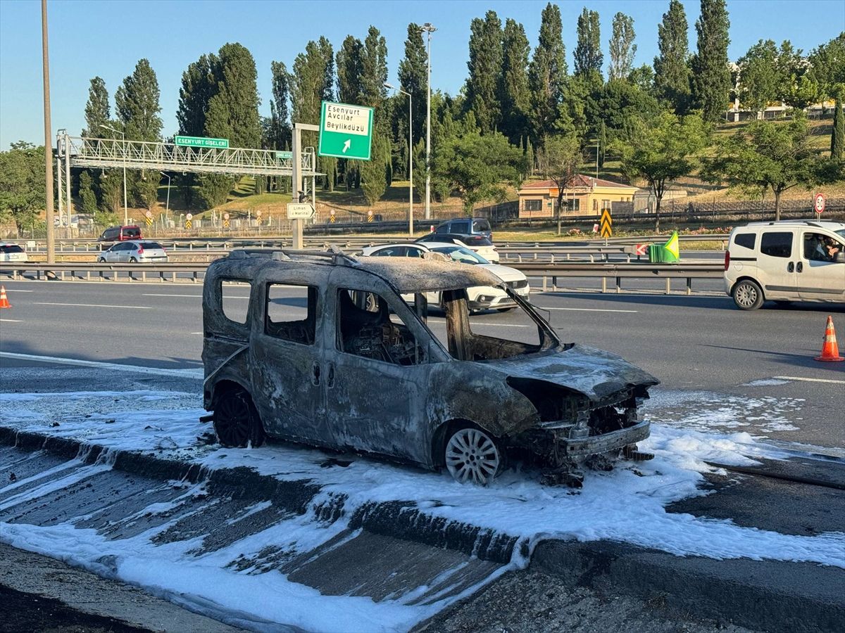 Esenyurt'ta seyir halindeki hafif ticari araçta çıkan yangın söndürüldü