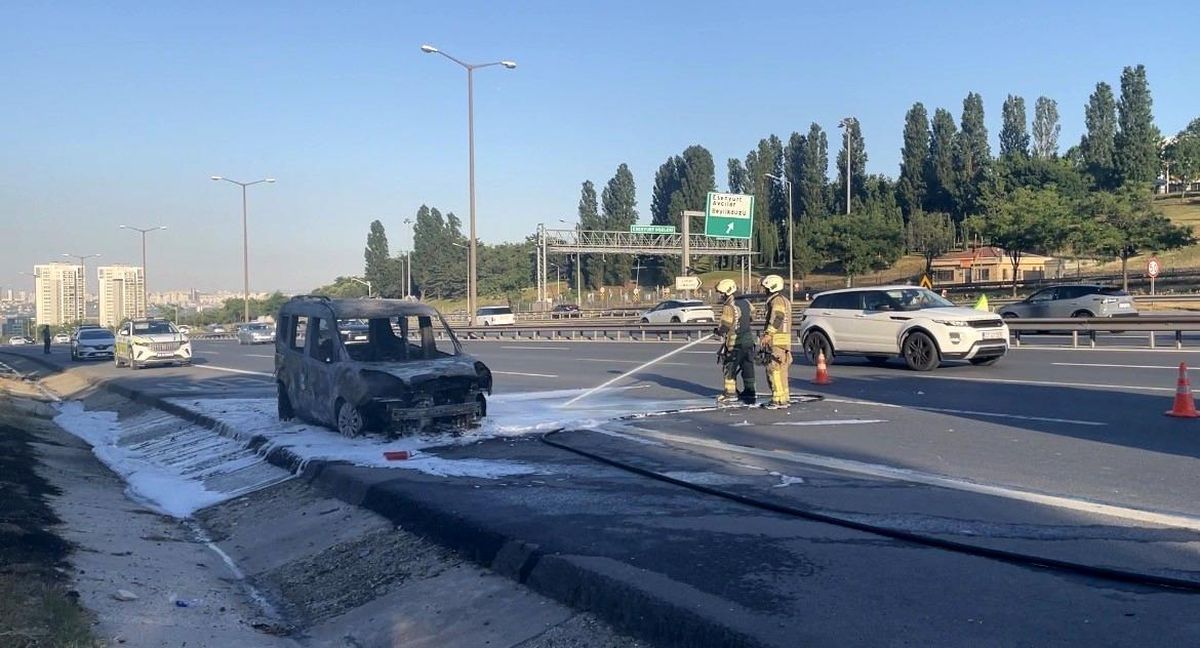 TEM Otoyolu'nda seyir halindeki hafif ticari araç alevler içinde.