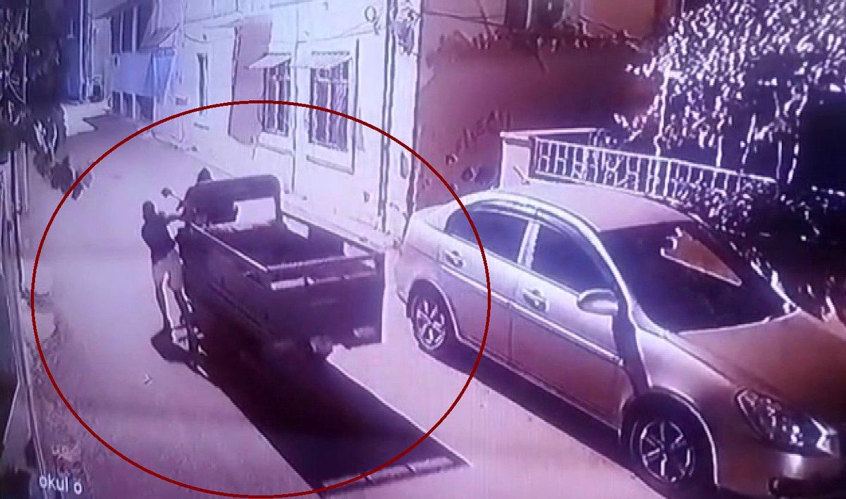 Hatay'da iki şüphelinin motosikleti iterek çaldığı anı gösteren güvenlik kamerası görüntüsü.