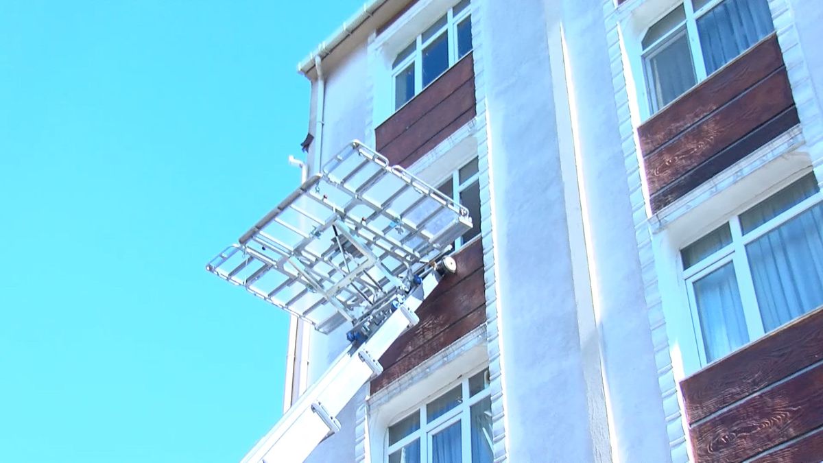Güngören'de kentsel dönüşüm projesi kapsamında yıkımı yapılan bir apartmanın çökme anı ve sonrasındaki enkaz görüntüsü.
