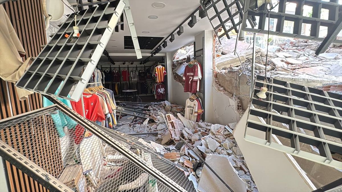 Güngören'de yıkım sırasında çöken apartmanın zarar verdiği bitişikteki 2 bina boşaltıldı