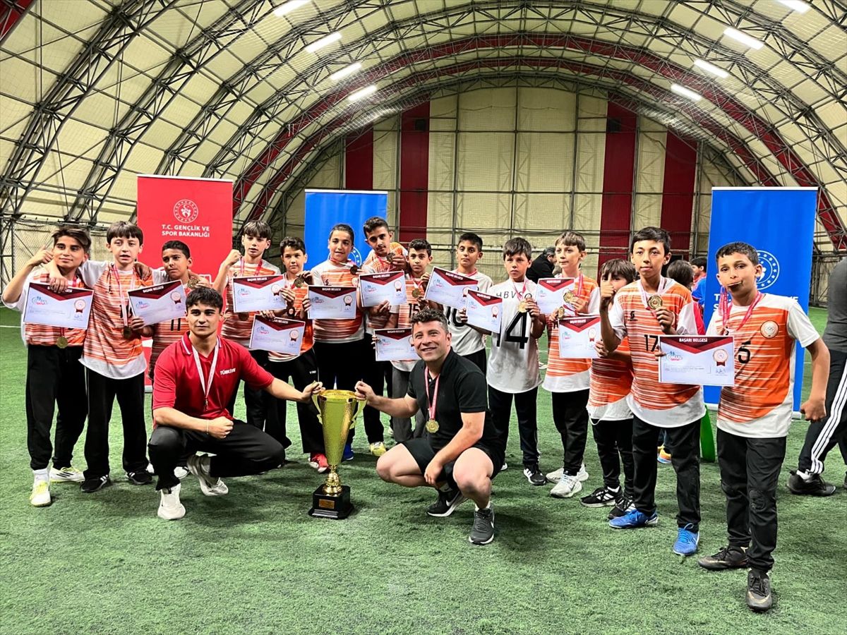 Hacı Bayram Veli Spor Ortaokulu krikette Türkiye şampiyonu oldu