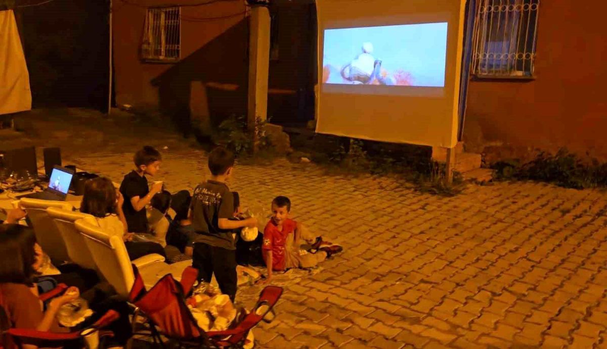 Hakkari'de dev ekranda sinema keyfi