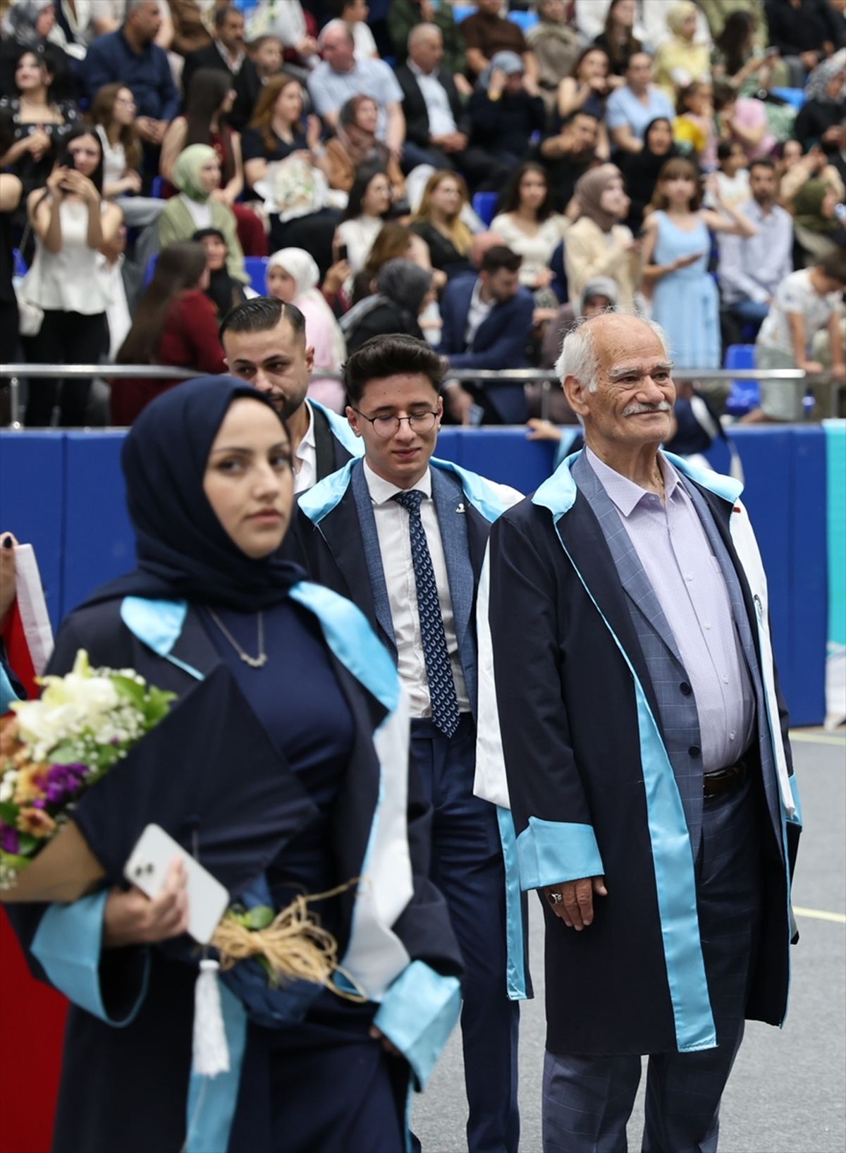 Hayali olan tarih bölümünden 75 yaşında mezun oldu