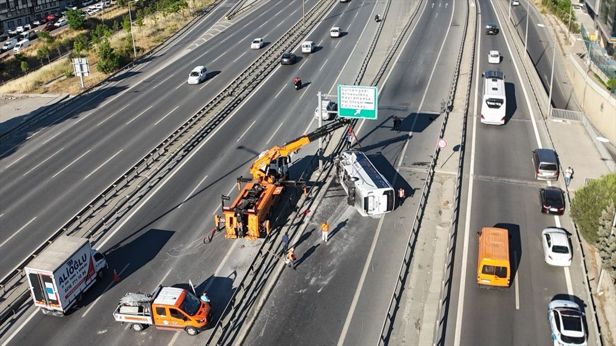 İstanbul'da midibüsün devrilmesi sonucu 12 kişi yaralandı