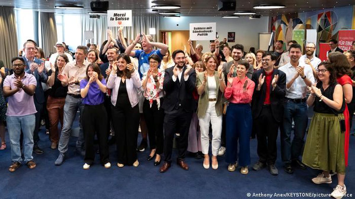 İsviçre parlamento binası önünde toplanmış halk grubu