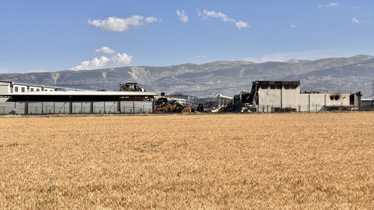 Kahramanmaraş'ta tekstil fabrikasındaki yangının hasarı gün ağarınca ortaya çıktı