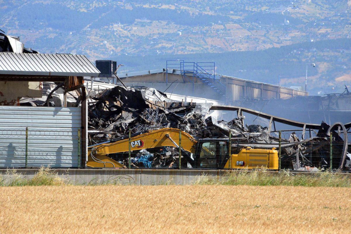 Kahramanmaraş'ta yanan fabrikadaki hasar, gün ağarınca ortaya çıktı