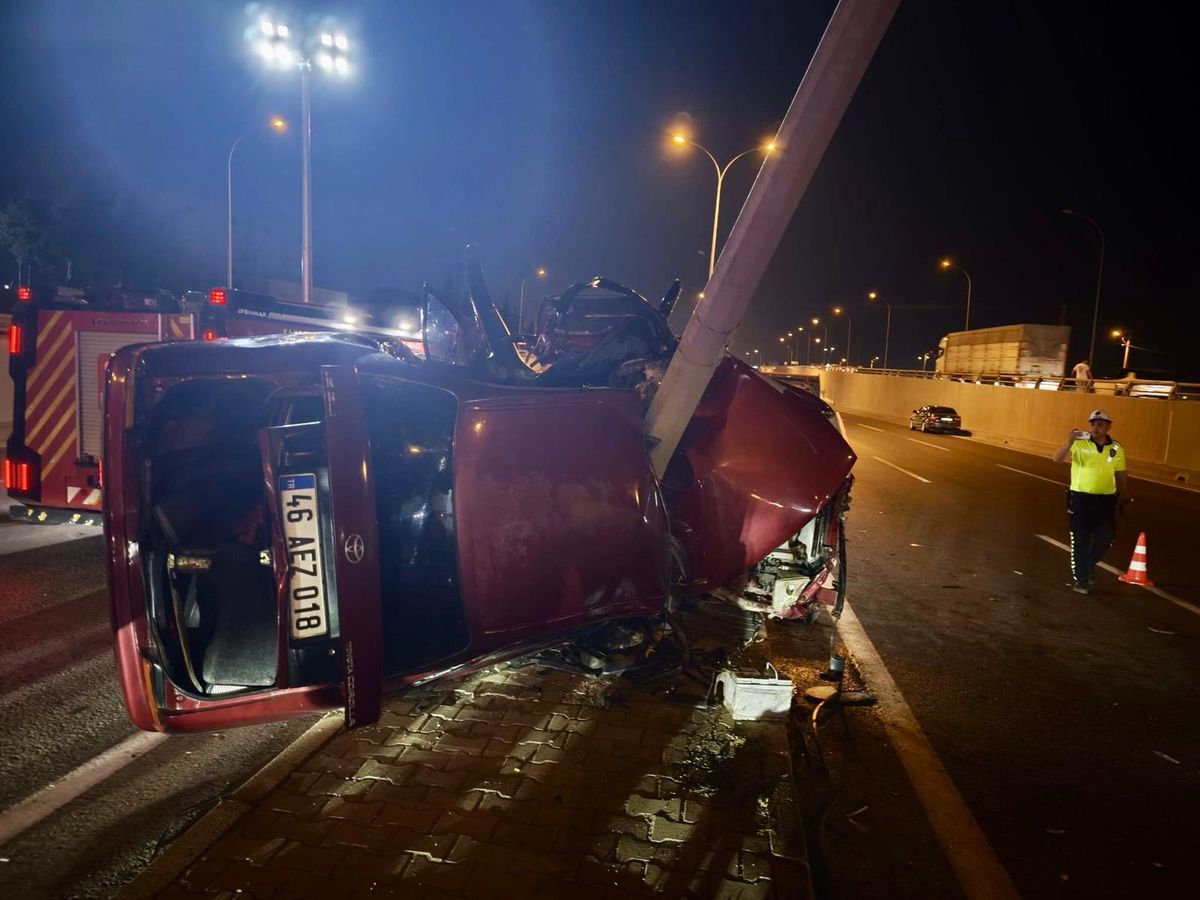 Kahramanmaraş'ta otomobilin aydınlatma direğine çarptığı kaza sonrası hasar gören araç.