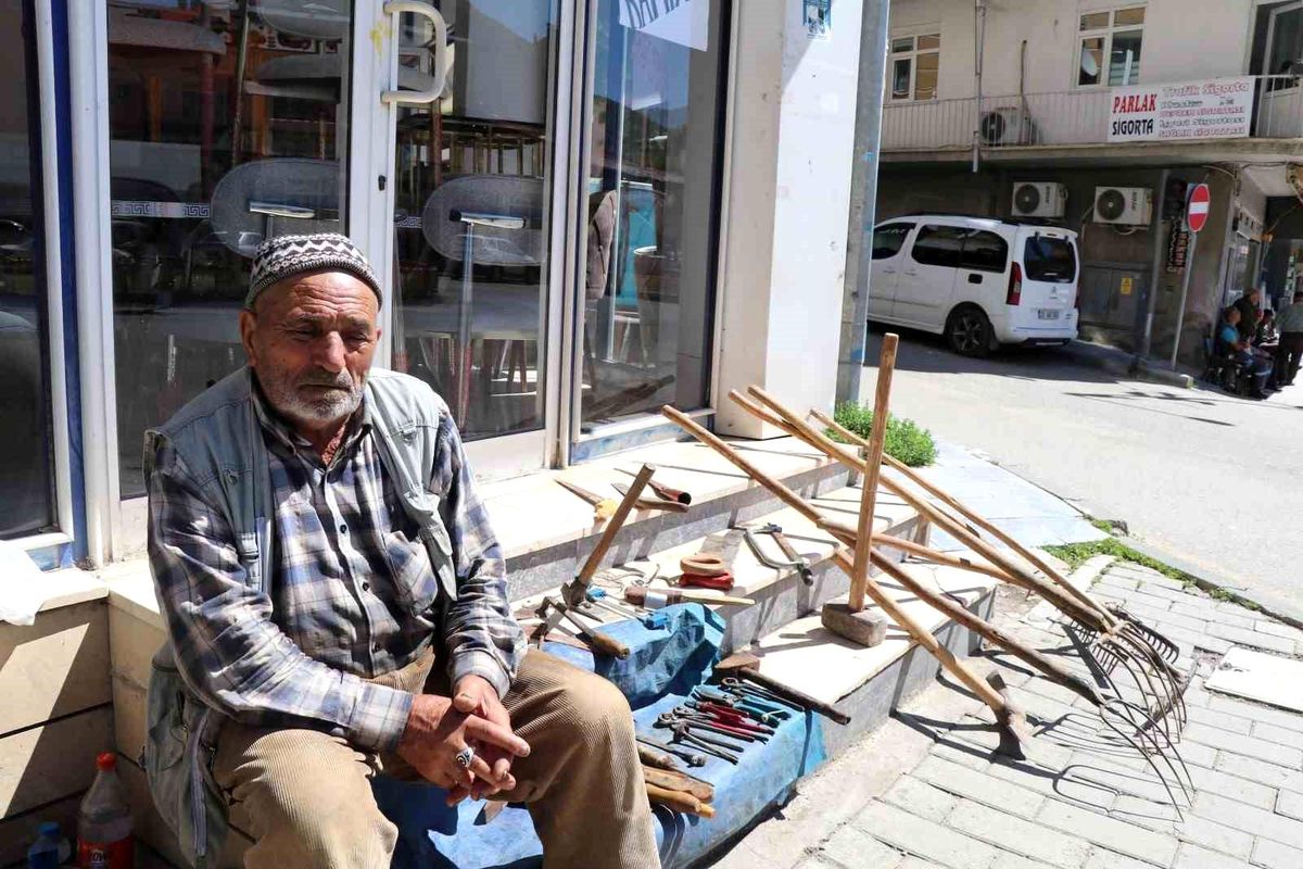 Kaldırımda satışa çıkardığı tarım aletlerini hayırsever iş insanı satın aldı
