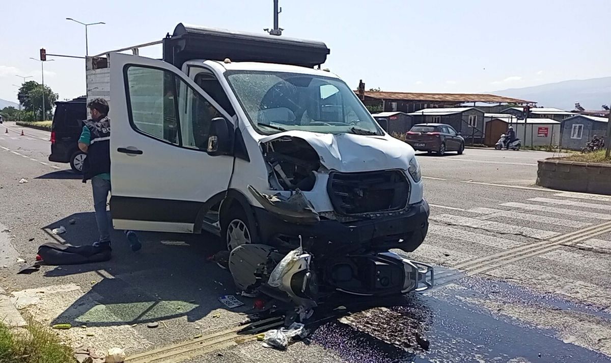 Nazilli'de kırmızı ışık ihlali yapan motosikletin kamyonetle çarpışması sonucu oluşan kaza yeri.