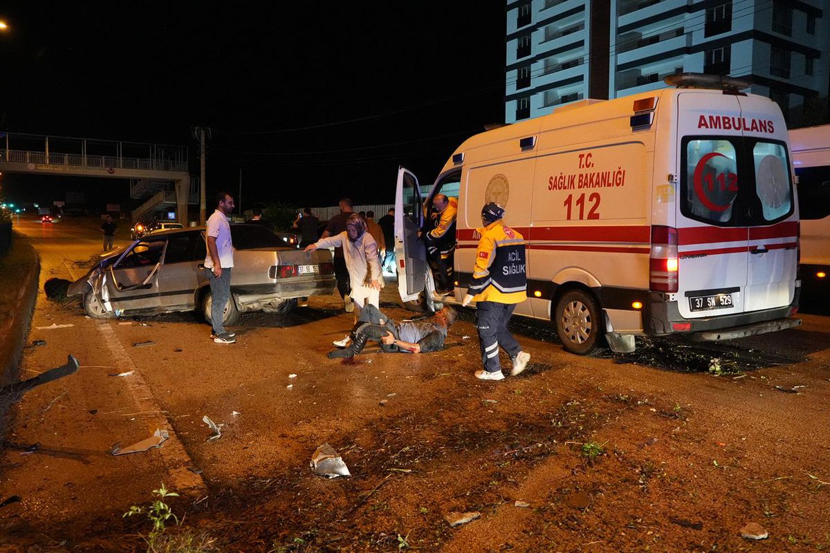 Kastamonu'da can pazarı: Yaralıyı kurtarmaya çalışanlara başka bir araç çarptı, 6 yaralı