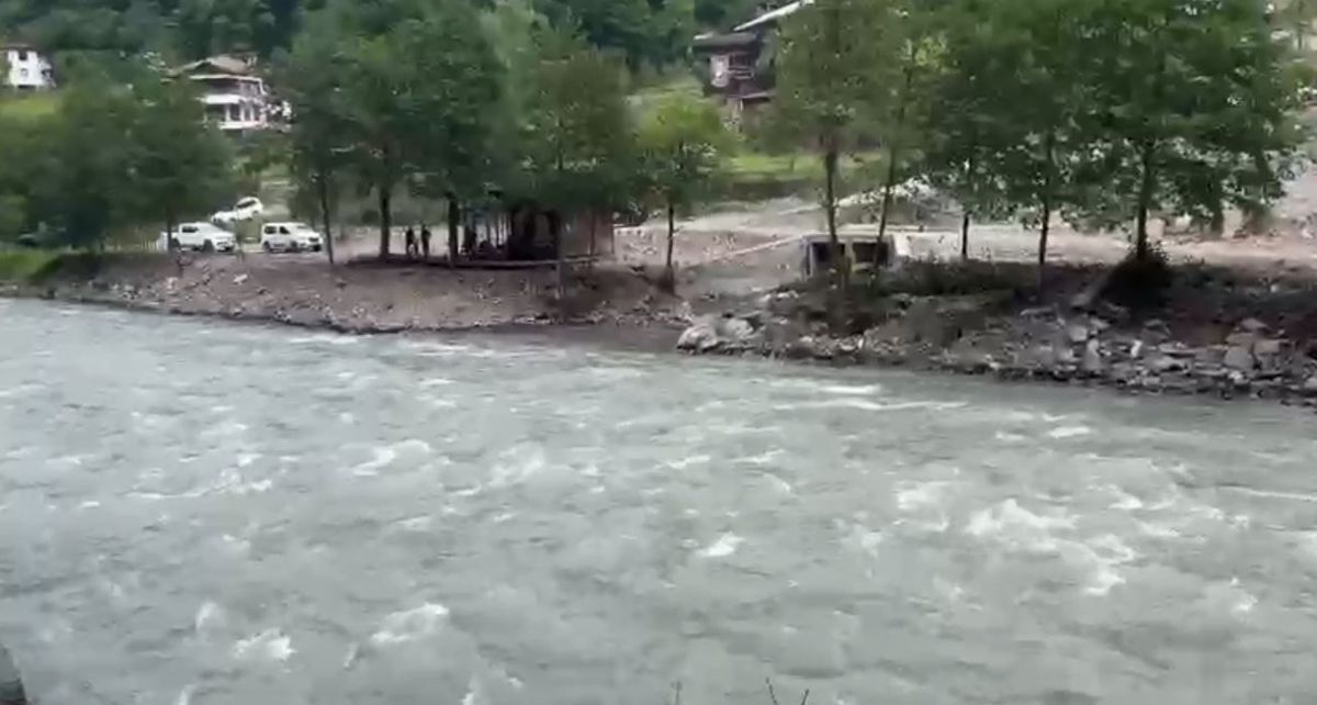 Kayıp gencin cansız bedenini dereden çıkaran AFAD ekibinin botu akıntıya kapıldı; 1 personel öldü, 4 personel kurtarıldı -