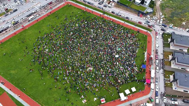 Kayseri’de milli maç heyecanını Talas’ta yaşamak isteyen vatandaşlar alanı doldurdu
