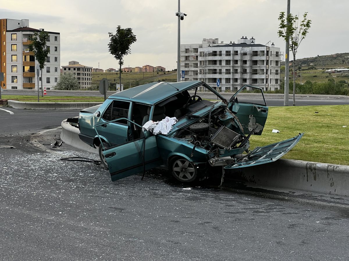 Kayseri'de refüje çarpan otomobil ve olay yeri incelemesi yapan polis ekipleri.