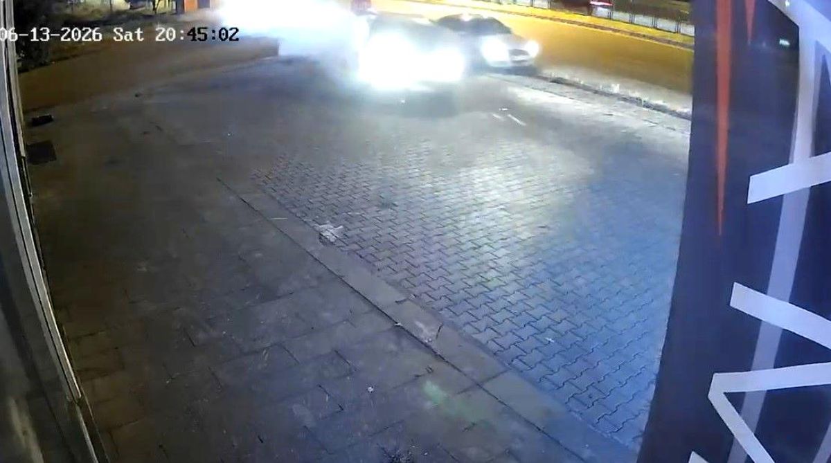 Bingöl'de çarpışan araçlar ve çevredeki kalabalık