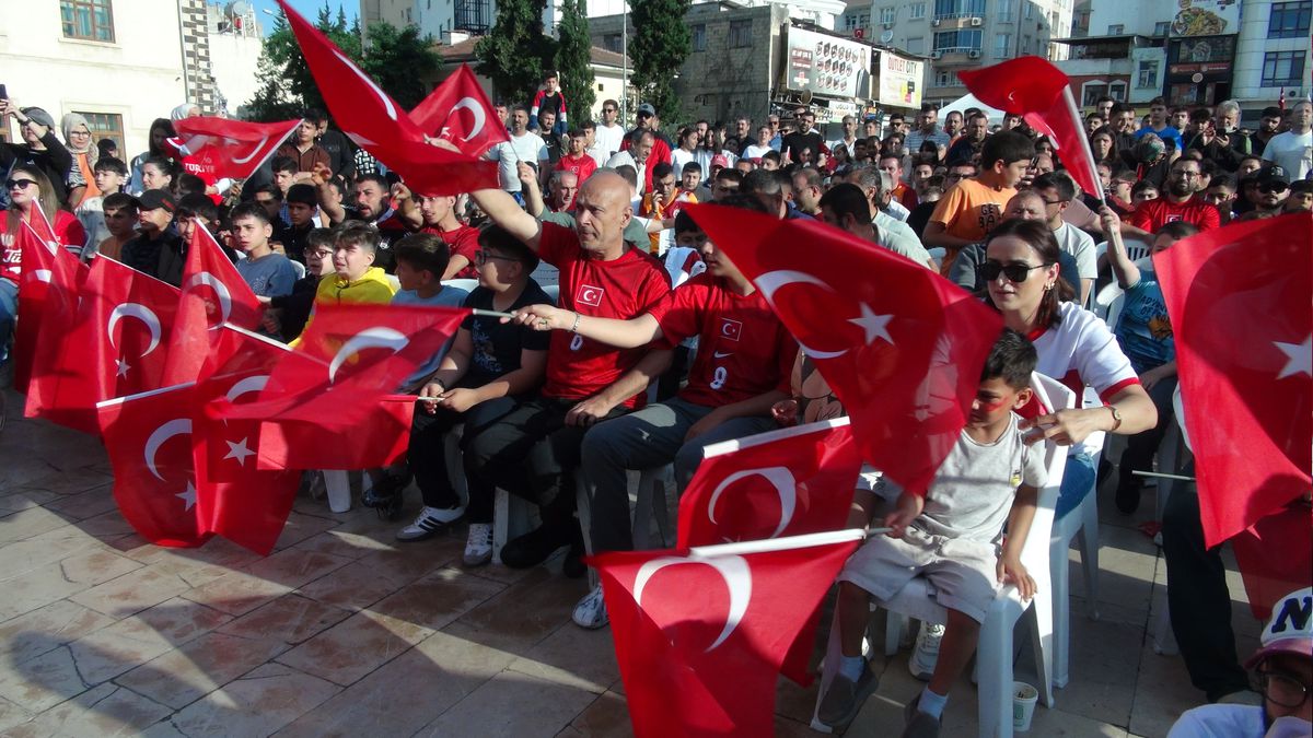 Kilis'te vatandaşlar milli takım maçını sokaktan takip etti