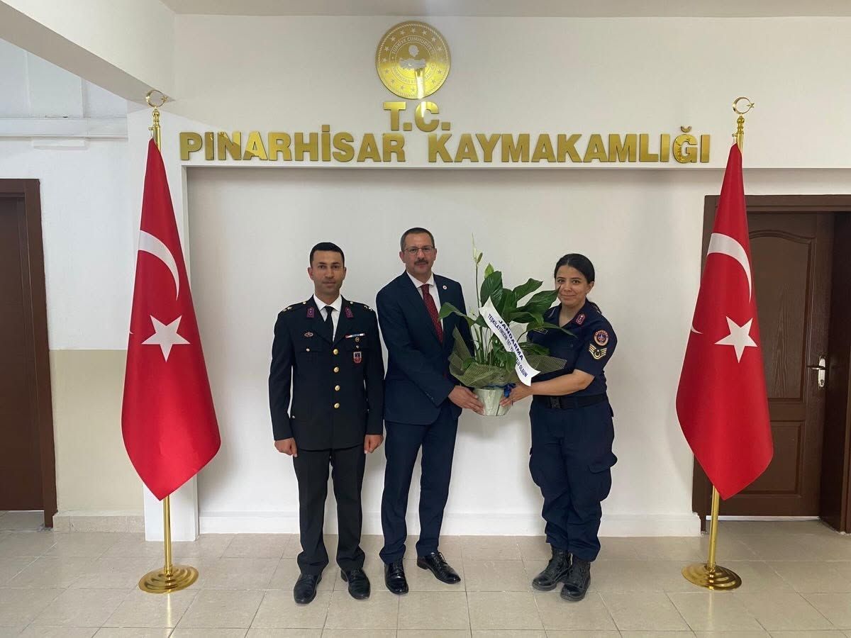 Pınarhisar İlçe Jandarma Komutanı Üsteğmen Sinan Kubat'ın Pınarhisar Kaymakamı Enver Özderin'i ziyareti sırasında çekilmiş bir fotoğraf.