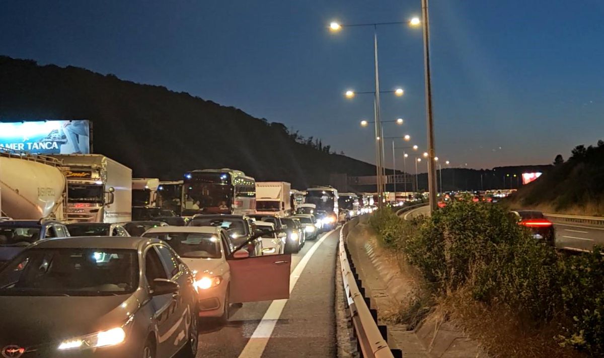 Kuzey Marmara Otoyolu'nda kamyonun çarptığı tabela yola devrildi