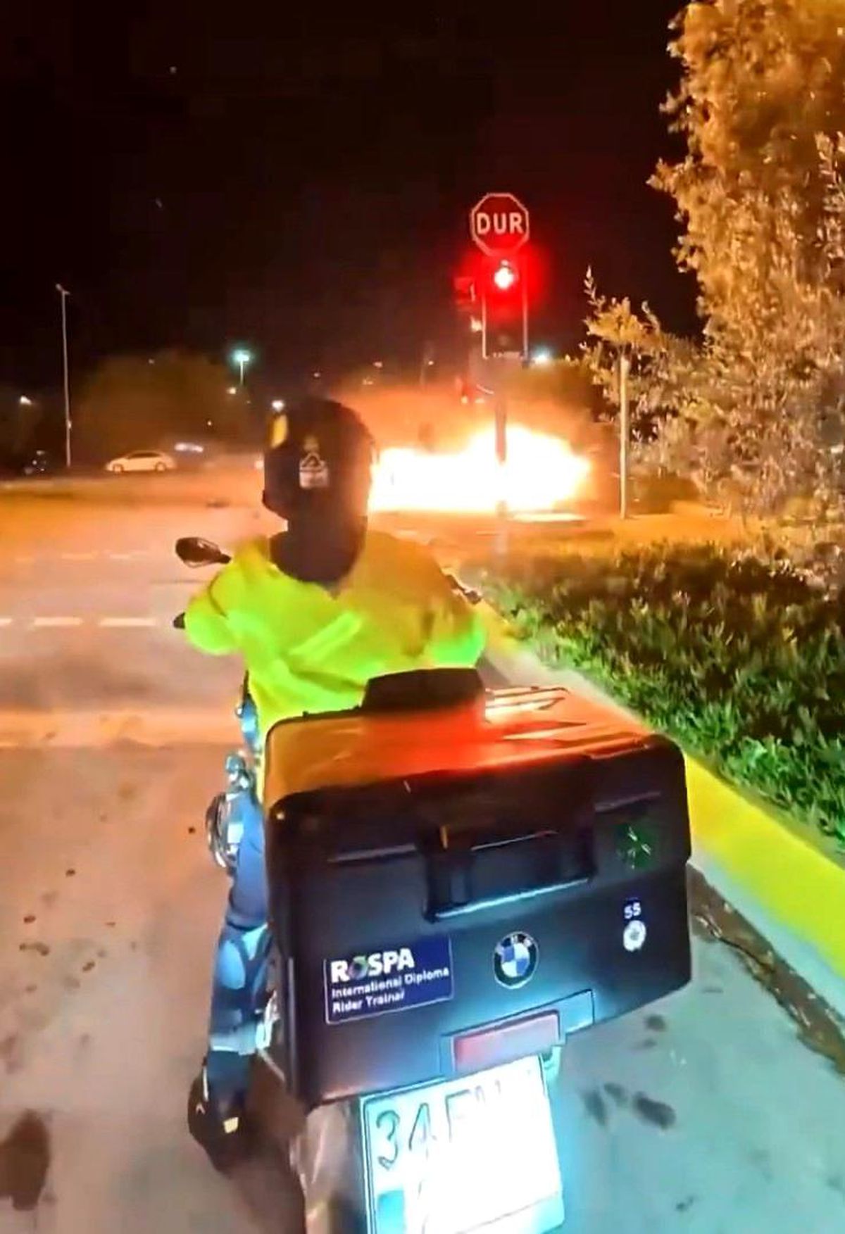 Maltepe Sahil Yolu'nda iki otomobilin çarpışması sonucu bir aracın alev aldığı kaza anı.