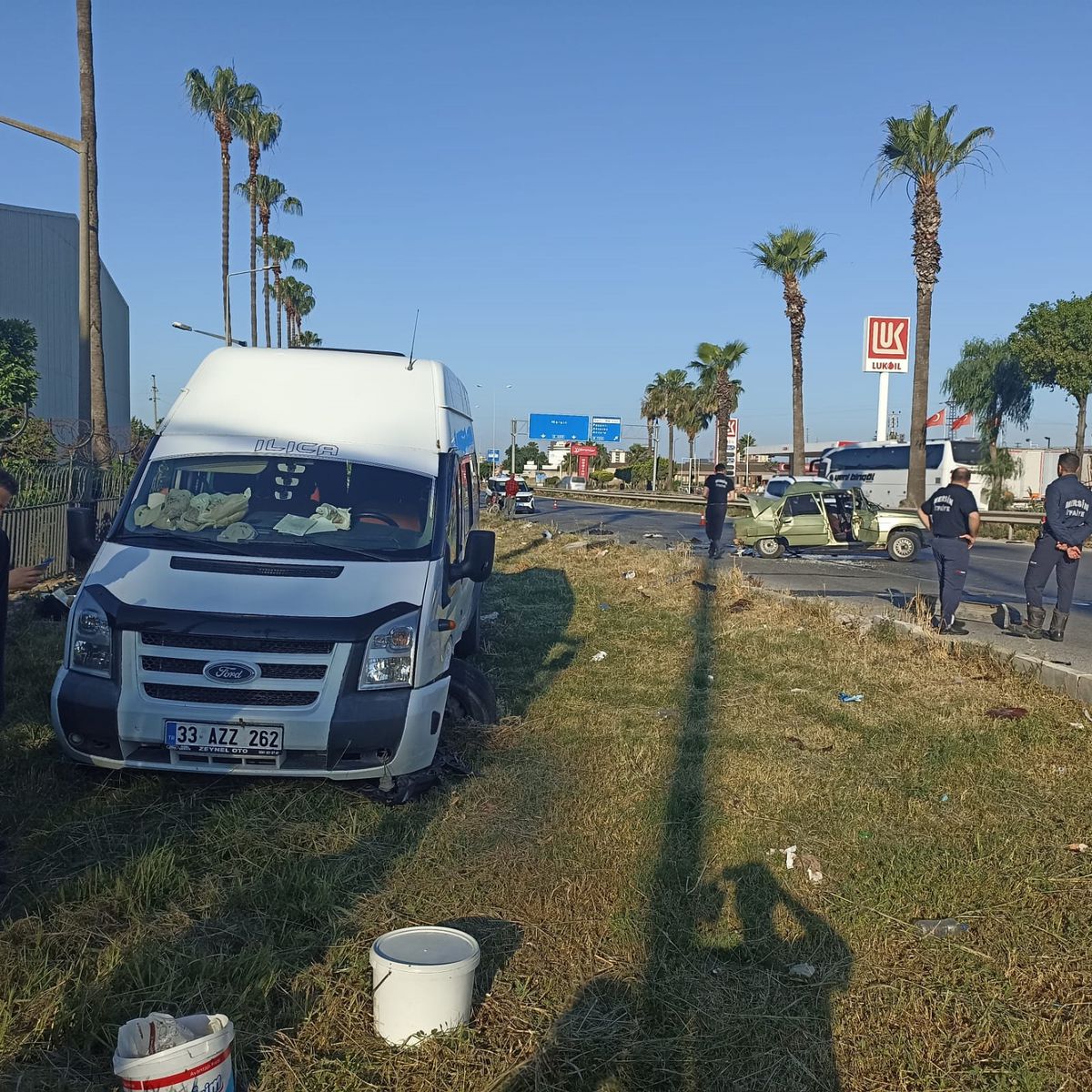 Tarsus'ta meydana gelen zincirleme trafik kazası sonrası oluşan hasar ve polis ekiplerinin çalışmaları.