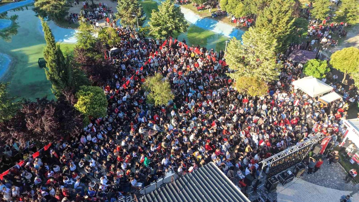 Edirne'de Gölet Parkı'nda kurulan dev ekranda A Milli Futbol Takımı'nın maçı izleniyor.