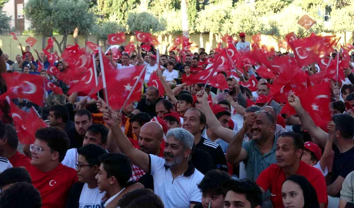 Antalya'da binlerce kişi A Milli Futbol Takımı'nın maçını dev ekrandan izliyor.