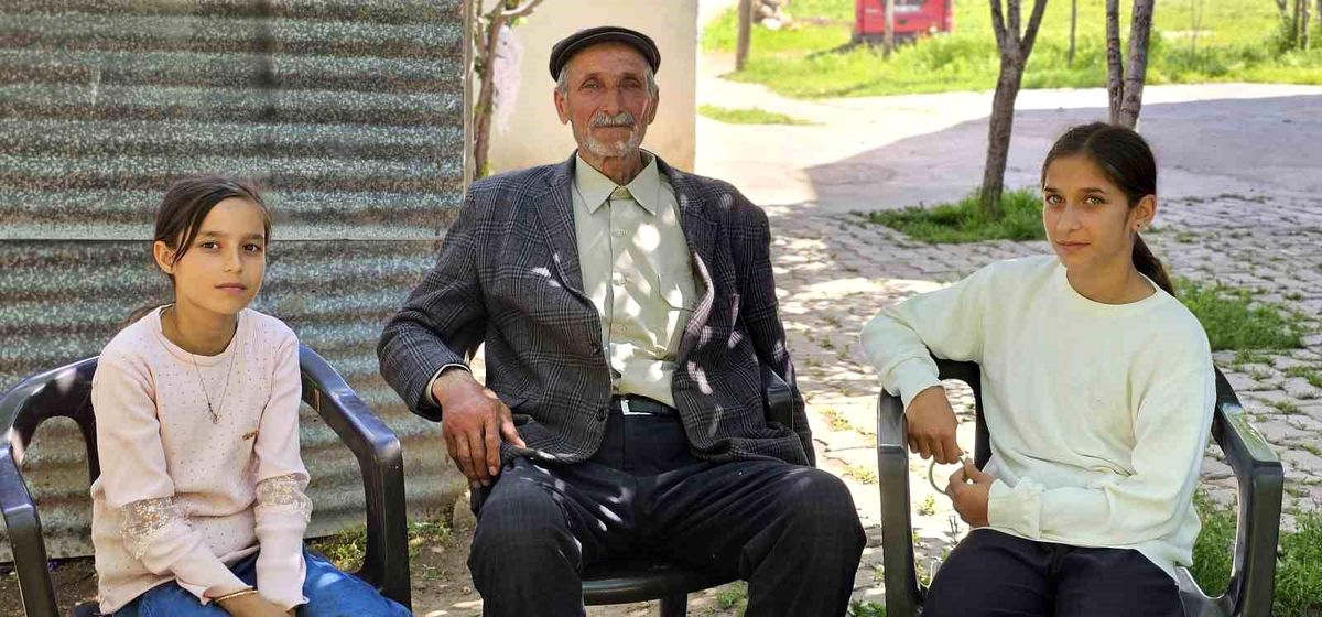 Muş'un Hasköy ilçesinde ailelerin çocuklarına farklı dilleri öğrettiği bir sahne.