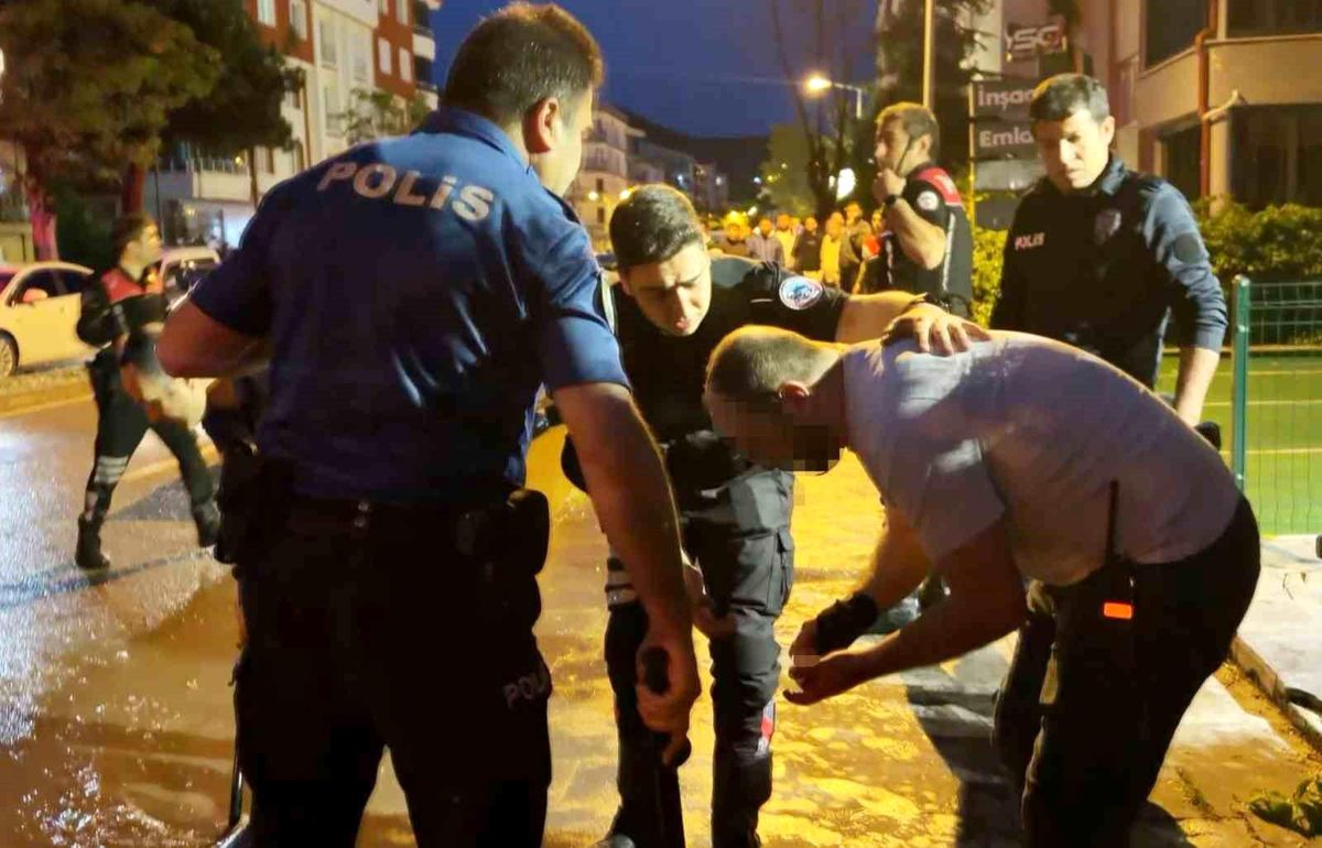 Aksaray'da babası kızını taciz eden genci maket bıçağıyla kulağını kesen baba ve kardeşleri gözaltına alındı. Polis, bıçağı çıplak elle alarak faciayı önledi.