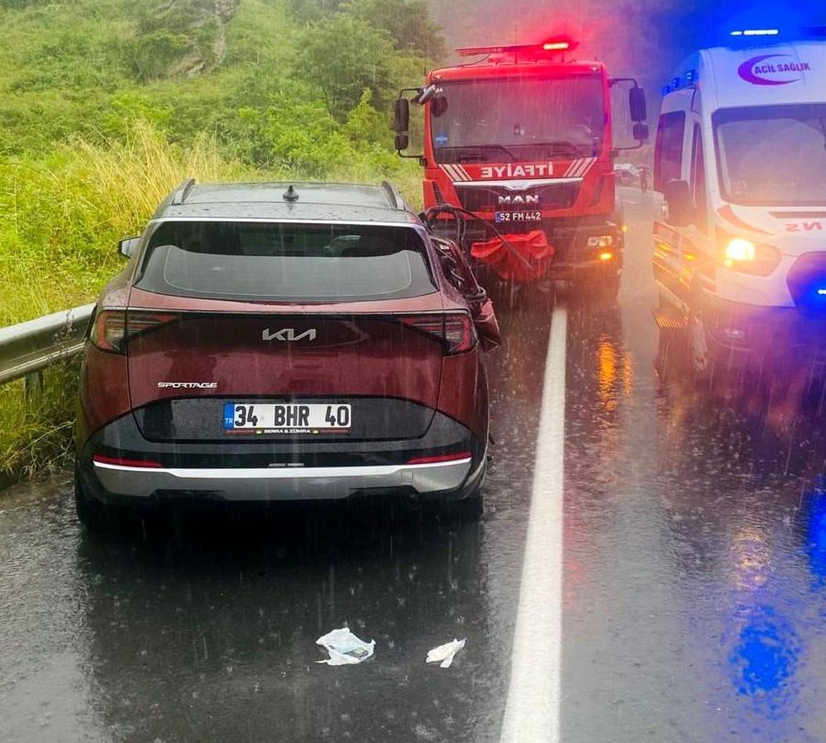 Ordu'nun Ünye ilçesinde sağanak yağış sonrası yolda meydana gelen trafik kazası.