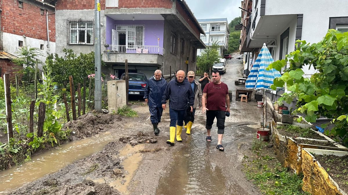Ordu Ünye'de şiddetli yağış sonrası sular altında kalan cadde ve sokaklar.