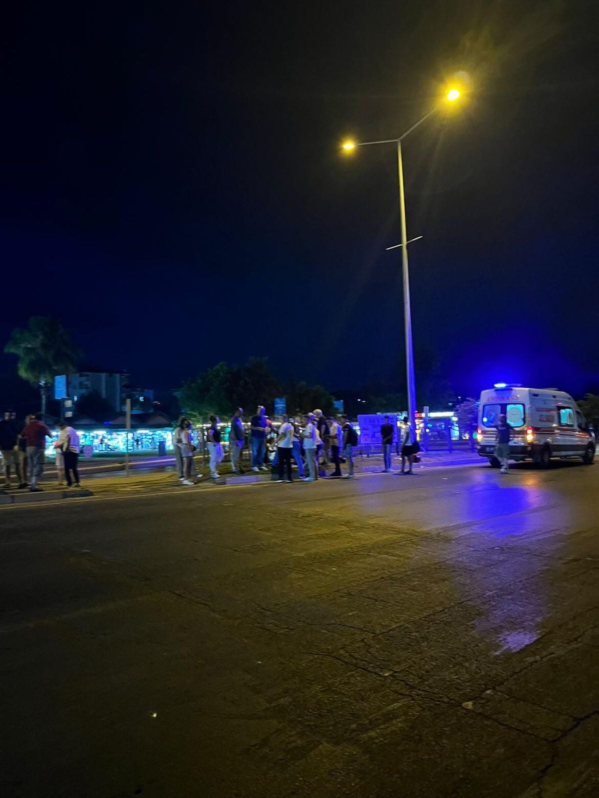 Alanya'da yolun karşısına geçmeye çalışan yayaya otomobil çarptı. Yaralı turist hastanede hayatını kaybetti.