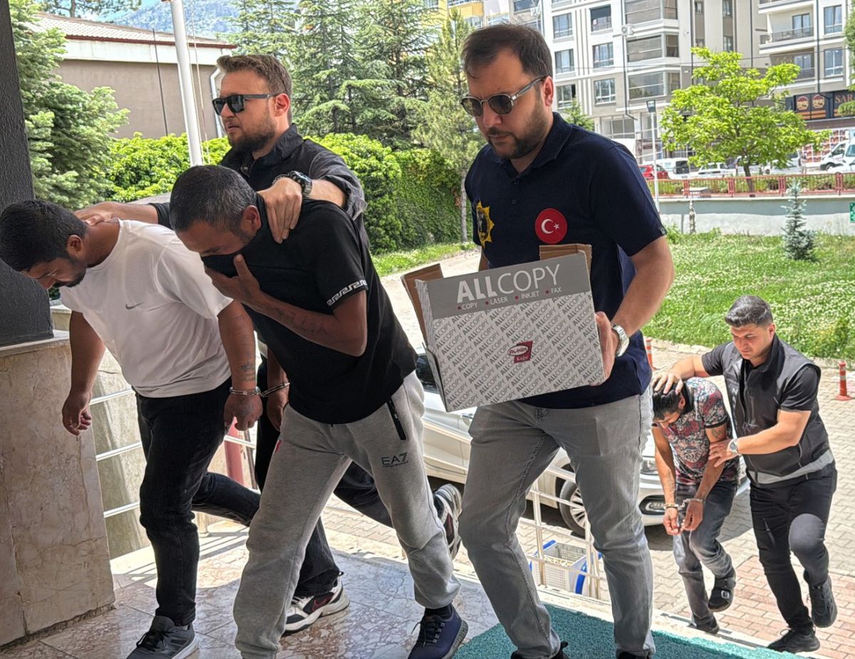 Konya'da polis tarafından durdurulan otomobil ve ele geçirilen uyuşturucu maddeler.
