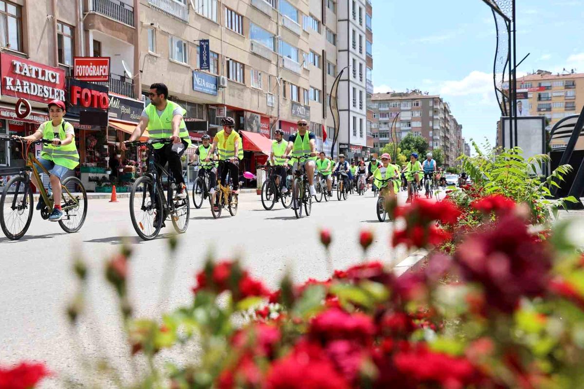 Yeşilay Elazığ Şubesi tarafından düzenlenen bağımlılıkla mücadele bisiklet sürüşü etkinliğinden genel görüntü.