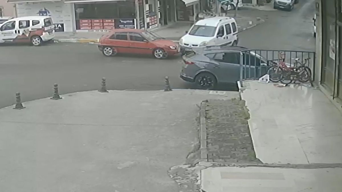 Pendik'te bir otomobilin hafif ticari araca çarptığı anı gösteren güvenlik kamerası görüntüsü.