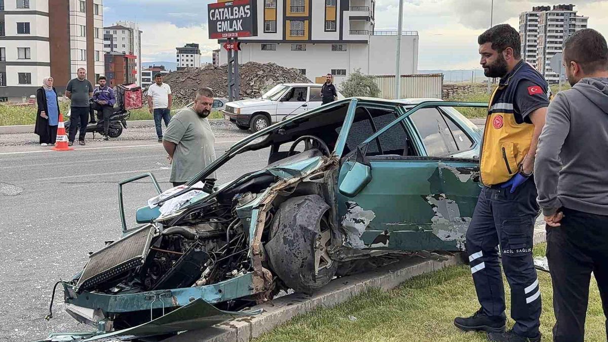 Refüje çıkan otomobil hurdaya döndü: 1'i ağır 4 yaralı