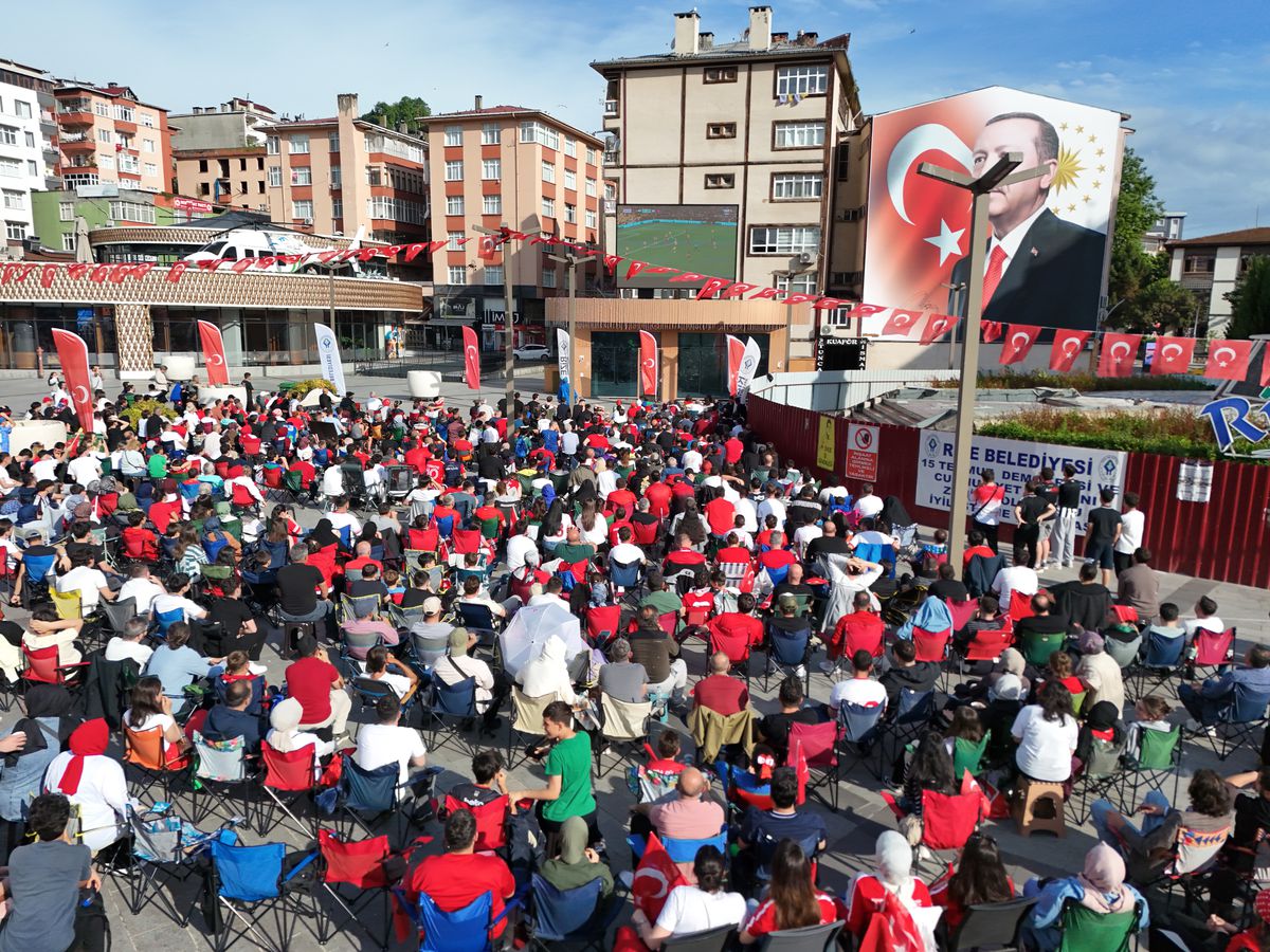Rize'de dev ekranda milli maç heyecanı