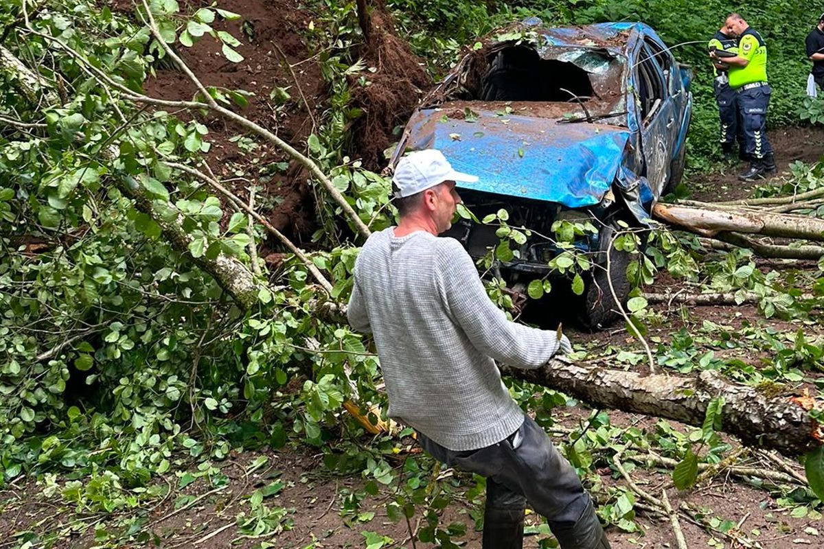 Rize'de uçuruma yuvarlanan kamyonetteki karı koca hayatını kaybetti