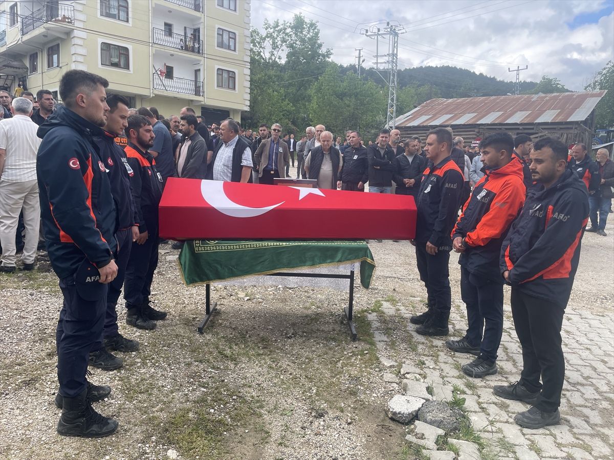 Rize'de kurtarma çalışmasında ölen AFAD görevlisi Bolu'da defnedildi