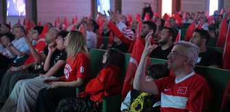 Sağlık çalışanları ve hastalar, A Milli Futbol Takımı'nın maçını hastanede dev ekrandan izledi