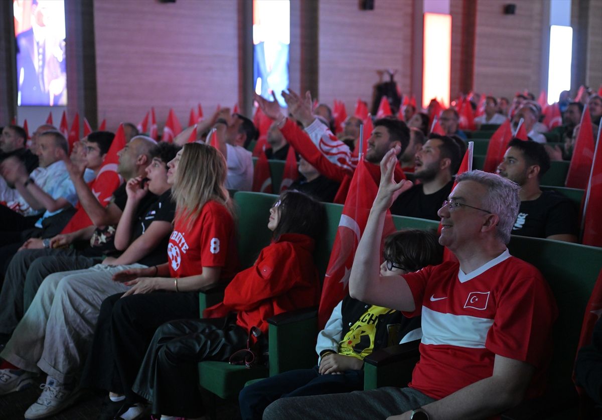 A Milli Futbol Takımı'nın Avustralya ile oynadığı maçın Etlik Şehir Hastanesi'nde dev ekrandan izlenmesi