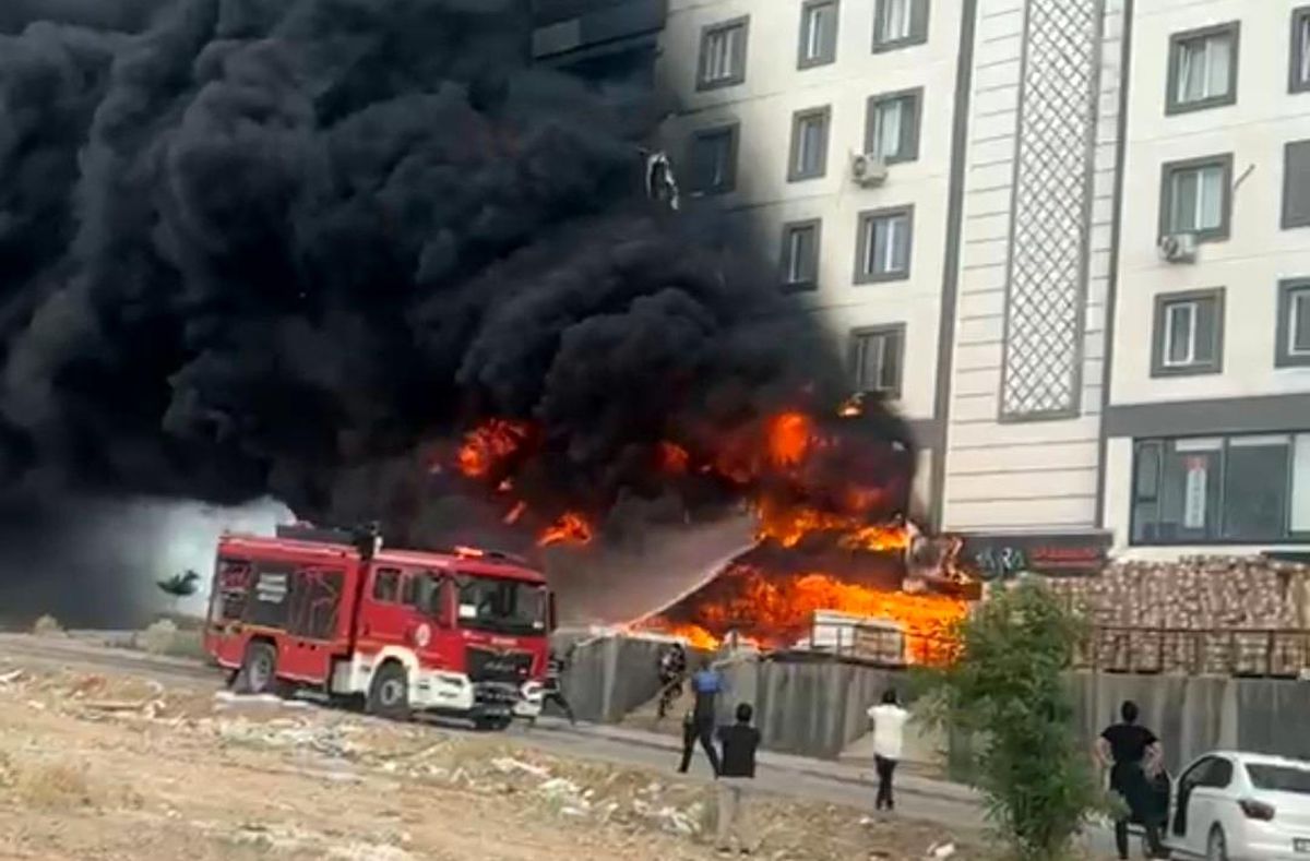 Şanlıurfa'da 10 katlı bir binanın girişindeki yapı dekorasyon deposunda çıkan yangın.