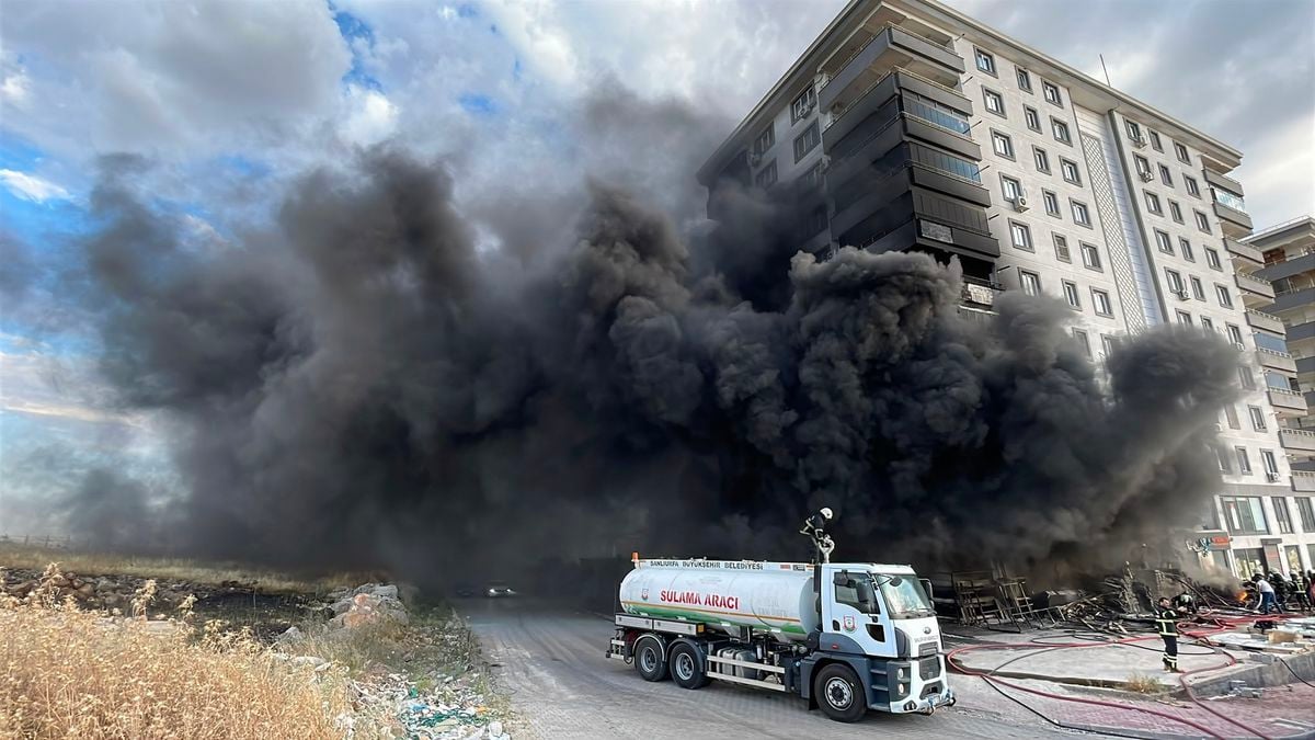 Şanlıurfa'da inşaat malzemeleri satılan iş yerinde yangın; 6 kişi yaralandı