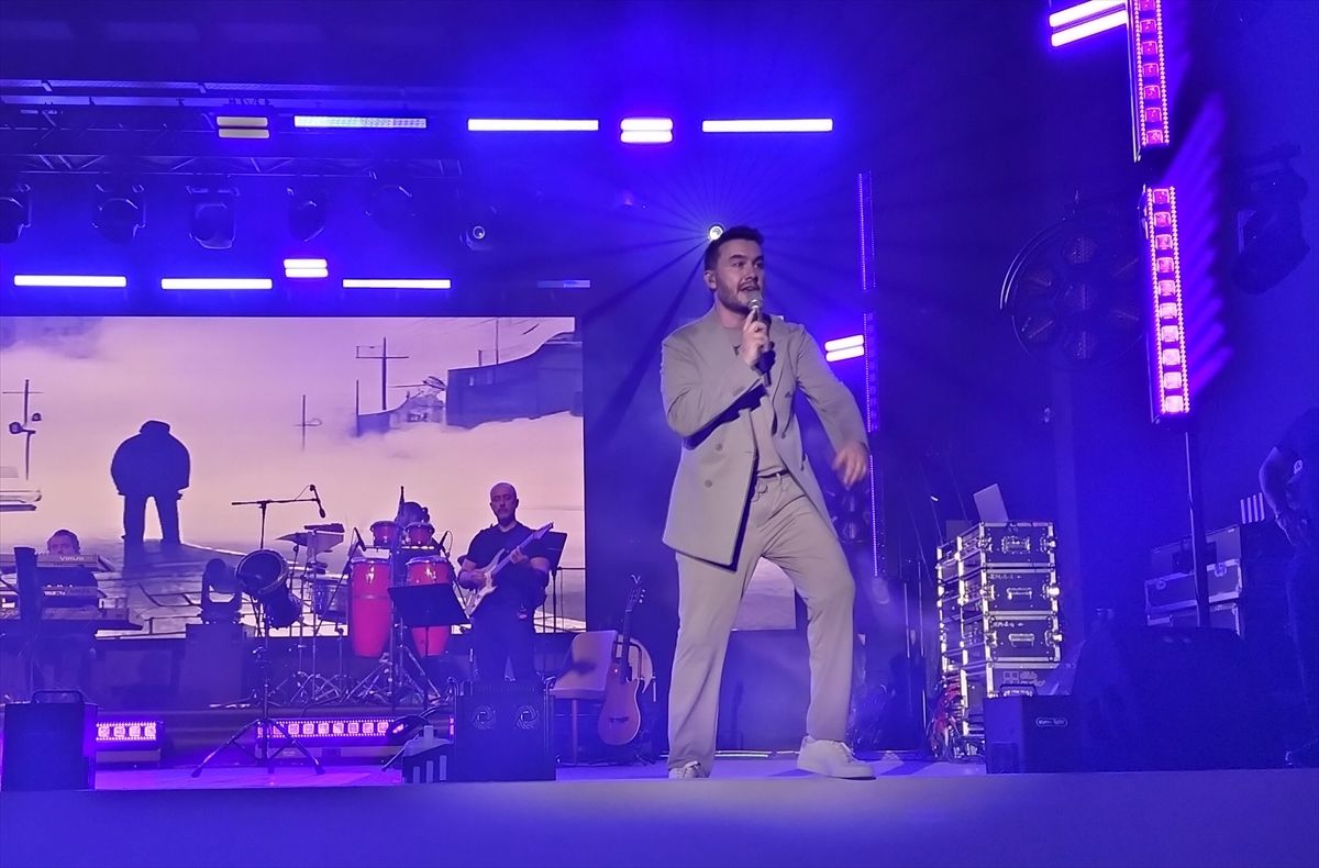 Mustafa Ceceli konserinde şarkı söylerken