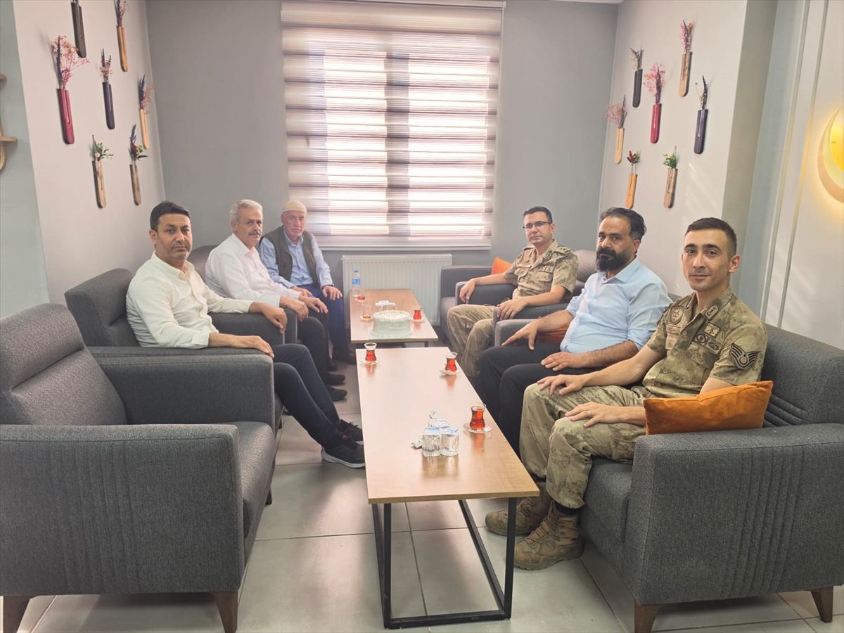 Sason İlçe Jandarma Komutanlığında şehit aileleri ve jandarma personelinin birlikte pasta kestiği an.