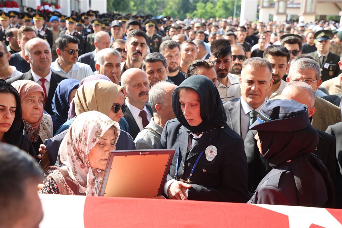 Şehit Polis Tayfun Baş Denizli'de Son Yolculuğuna Uğurlandı
