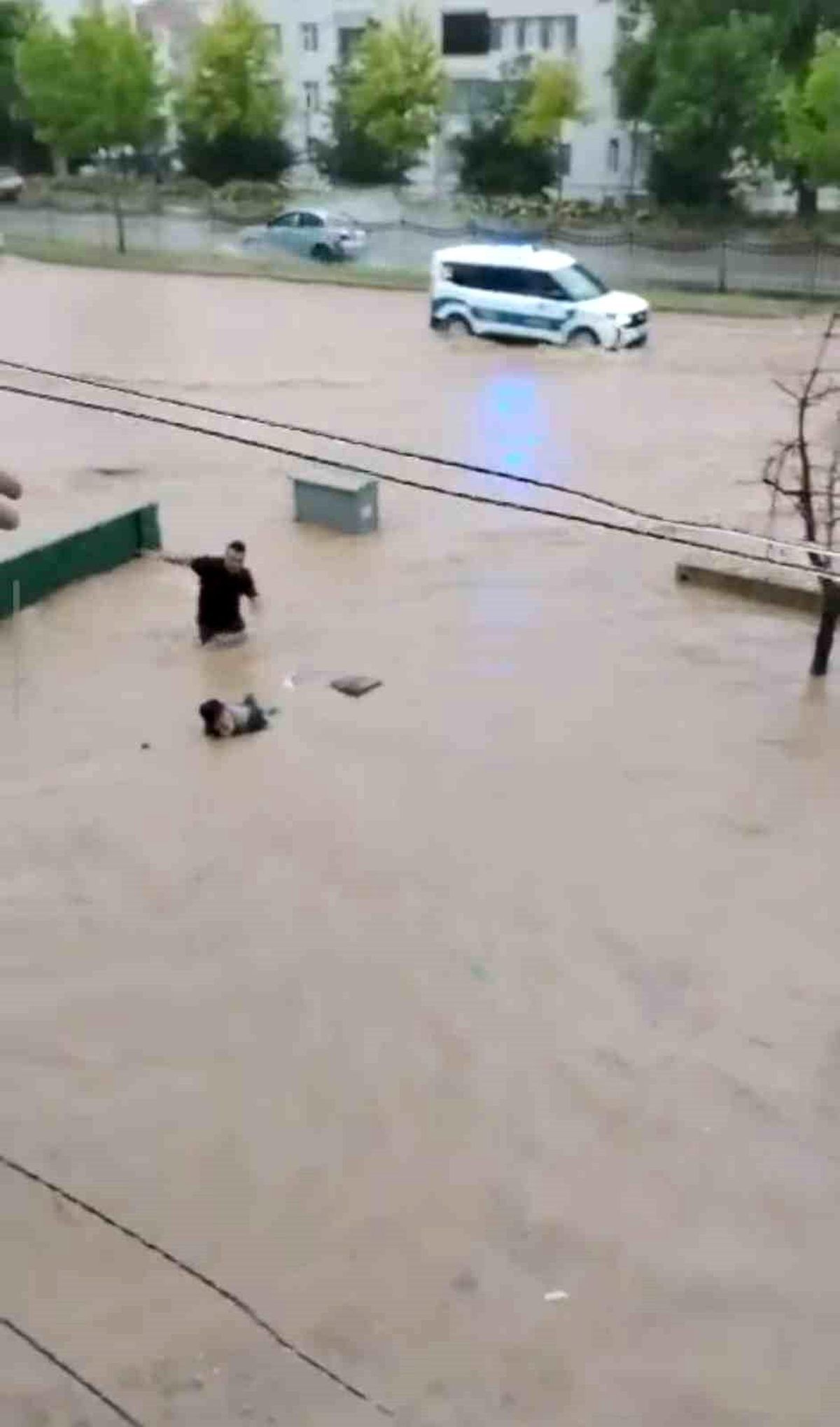 Sel sularına kapılan yaşlı adamı son anda kurtardılar
