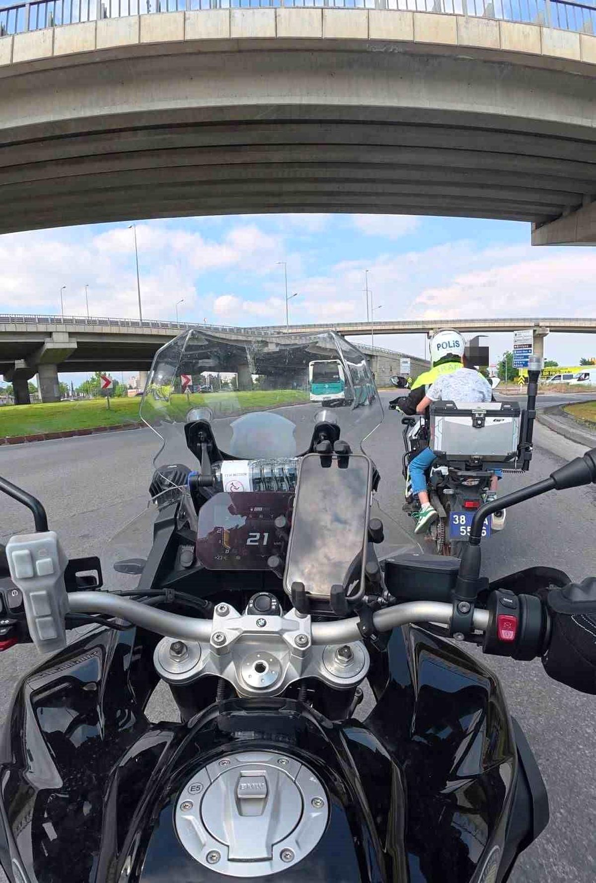 Polis motosikleti üzerinde sınav merkezine yetişen öğrenci