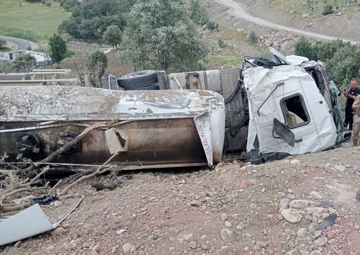 Şırnak'ta devrilen su tankerinin sürücüsü ağır yaralandı