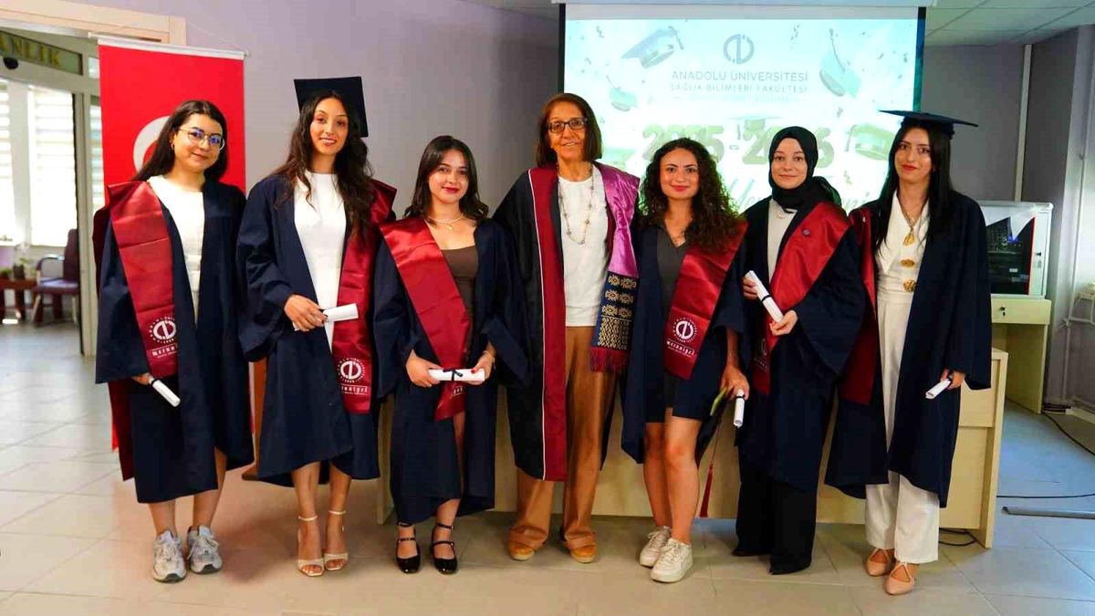 Sosyal Hizmet Bölümü öğrencileri mesleki yeminlerini ederek mezun oldu